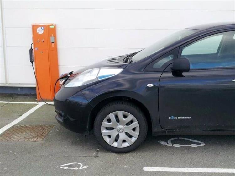 Une Nissan LEAF branchée sur une borne de recharge installée sur le parking de l’enseigne E. Leclerc située à Tourlaville (crédits : ChargeMap)