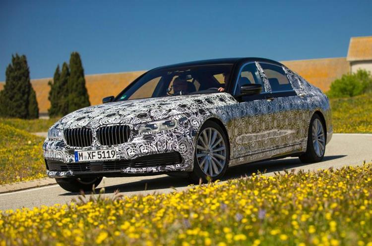 La nouvelle BMW Série 740e hybride rechargeable sera commercialisée au cours du premier semestre 2016 (crédits : Autocar)