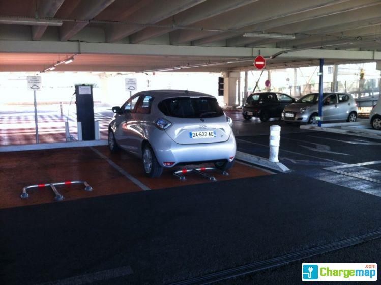 Une Renault ZOE branchée sur la borne de recharge installée sur le parking de l’enseigne E. Leclerc située à Nîmes (crédits : ChargeMap)