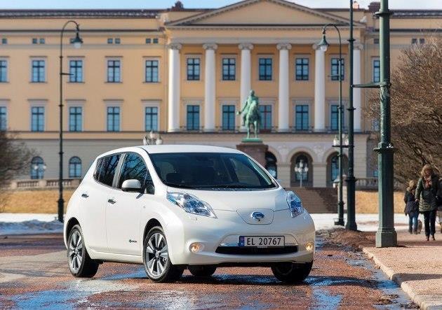 Lancée en 2010 et restylée en 2013, la Nissan LEAF est la voiture électrique la plus vendue dans le monde