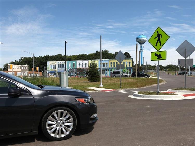 Façades de bâtiments amovibles, robots-piétons et panneaux de signalisation : Mcity est le premier site entièrement dédié aux véhicules sans chauffeur