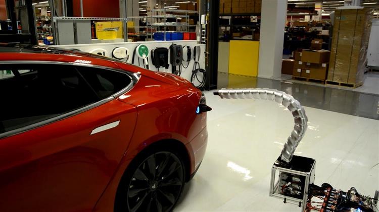 Ressemblant à un serpent de métal, le dispositif de recharge automatisé chez Tesla est en cours de développement