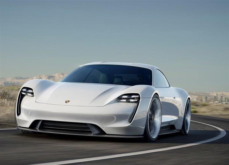 Star du salon de Francfort 2015, le concept Porsche Mission E électrique ne sera commercialisé qu’à l’horizon 2018