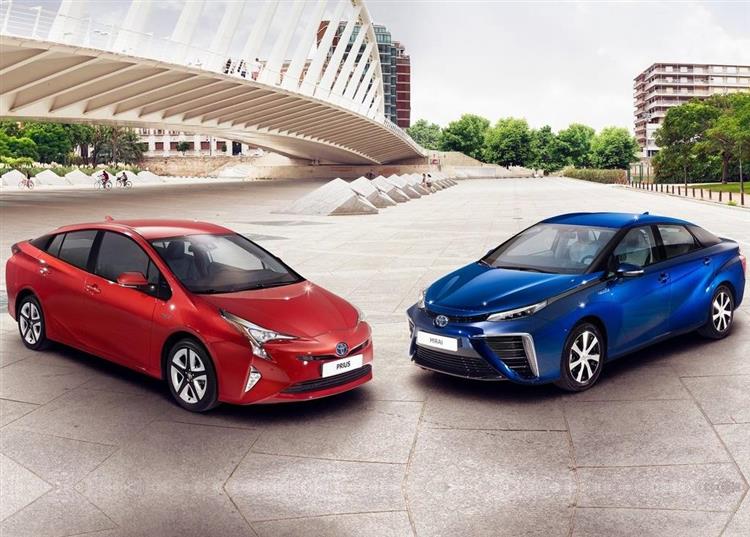 Pour sa 4e génération, la Toyota Prius adopte le style de la Toyota Mirai, berline électrique dopée à l’hydrogène