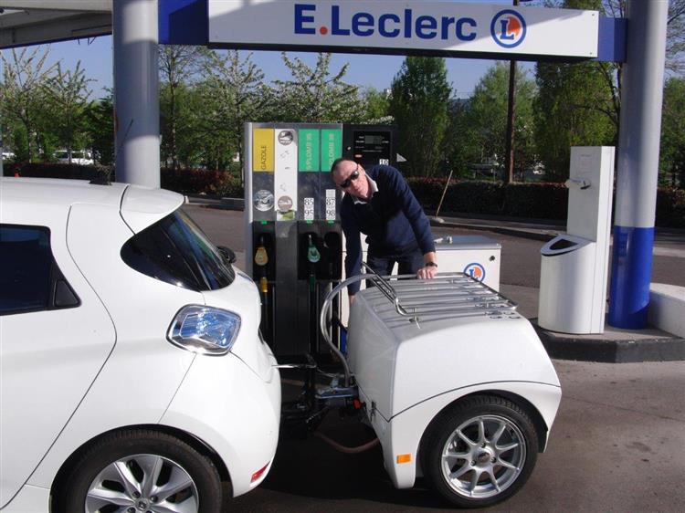 Une remorque EP Tender attelée à une Renault ZOE électrique sur une station-service (crédits : EP Tender)