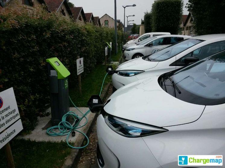 Des Renault ZOE branchées sur les bornes de recharge installée sur le parking de l’Hôtel de Ville du Département (crédits : ChargeMap)