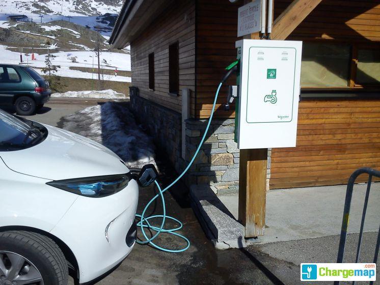 Une Renault ZOE branchée sur une borne de recharge installée sur la commune d’Huez, en Isère (crédits : ChargeMap)