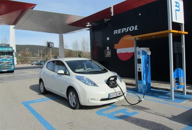 Une Nissan LEAF électrique branchée sur une borne de recharge rapide en Espagne