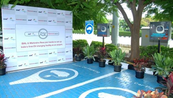 Les deux premières bornes de recharge installées sur le parking de l’aéroport international de Bangalore