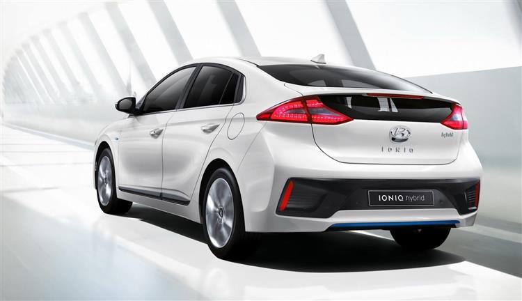 La berline hybride Hyundai IONIQ affiche un design plus consensuel que celui arboré par la nouvelle Toyota Prius