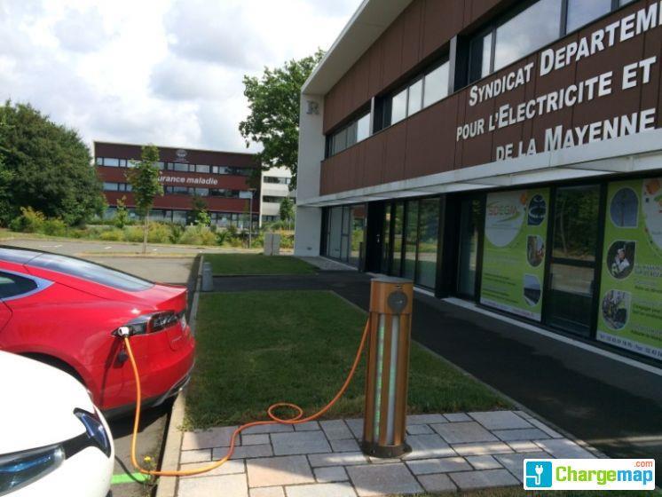 L’une des rares bornes de recharge de la Mayenne est installée au siège du SDEGM situé sur la commune de Change (crédits : ChargeMap)