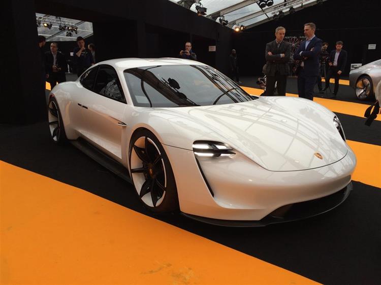 Jusqu’au 31 janvier, les visiteurs de l’exposition « Concept Cars » pourront découvrir la Porsche Mission E électrique et sa version de développement basée sur le Cayman 