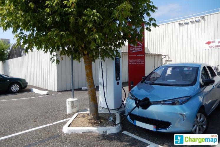 Une Renault ZOE branchée sur la borne de recharge rapide installée par Nissan sur le parking de l’enseigne Auchan située près de Villeneuve-sur-Lot (crédits : ChargeMap)