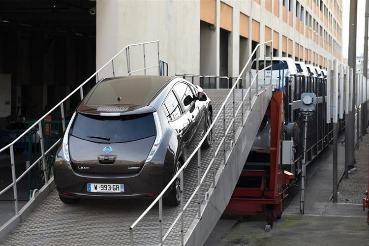 Batterie chargée à 100 % grâce à la borne rapide installée en gare de Paris Bercy, la Nissan LEAF est placée sur le train par un opérateur SNCF