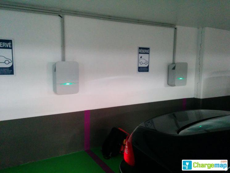 A Rambouillet, l’opérateur de parking d’ouvrage Urbis Park a déjà déployé 8 bornes de recharge (ici, à l’Hôtel de Ville) - Crédits : ChargeMap