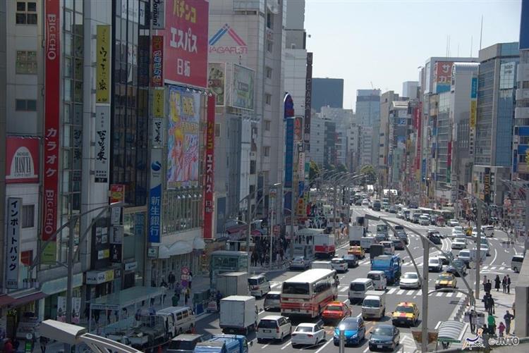 En 2003, Tokyo a banni tous les véhicules diesel de ses rues au profit des essence et hybrides (crédits : Japan Photo Library)