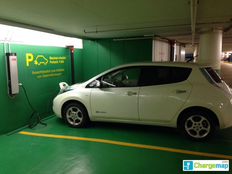 Une Nissan LEAF branchée sur une borne de recharge installée dans le parking de l’hôpital universitaire de Bâle (crédits : ChargeMap)