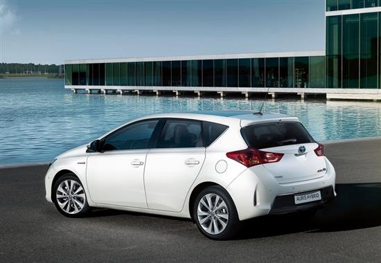 Disponible à partir de 22 140 euros, la Toyota Auris hybride dispose d’un coût d’utilisation inférieur à son équivalent diesel (bonus écologique, TVS, entretien, consommations, …)