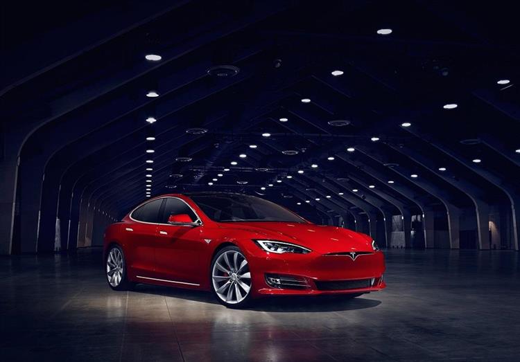 Récemment restylée, la berline Tesla Model S reçoit une nouvelle version d’entrée de gamme dont la batterie a été artificiellement limitée