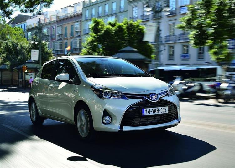 Lancée en 2012 puis restylée en 2014, la Toyota Yaris Hybrid est depuis en tête des ventes de véhicules hybrides en France