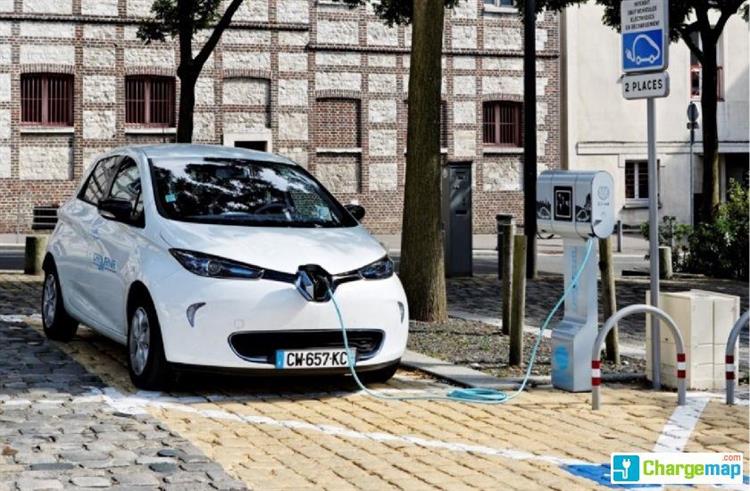 Une citadine électrique Renault ZOE branchée sur la borne de recharge installée sur la place de la Madeleine à Rouen (crédits : ChargeMap)