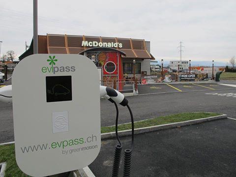 Une nouvelle borne de recharge du réseau « evpass » installée sur le parking du restaurant McDonalds de Morat (canton de Fribourg)