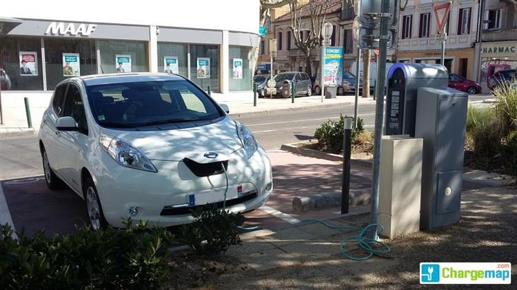 Une Nissan LEAF branchée sur l’une des bornes de recharge publique installée sur la rue Masséna, à Auch (crédits : ChargeMap)