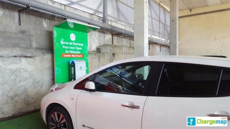 Une Nissan LEAF branchée sur la borne de recharge installée sur le parking de l’enseigne Intermarché située à Carmaux (crédits : ChargeMap)