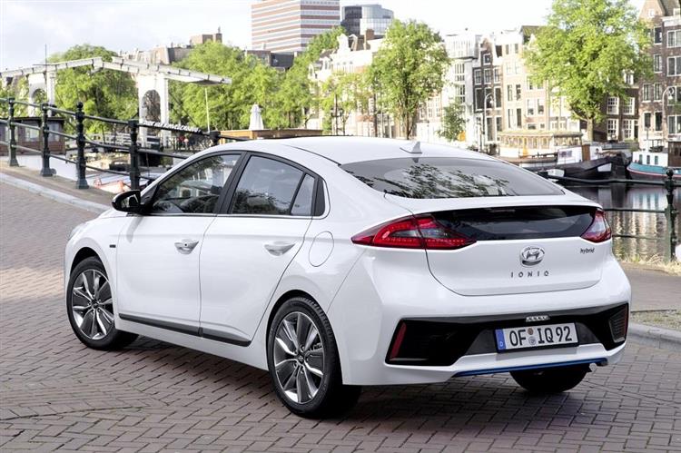 Disponible en octobre dans les concessions françaises, la berline hybride Hyundai IONIQ bénéficie d’un bonus de 750 euros
