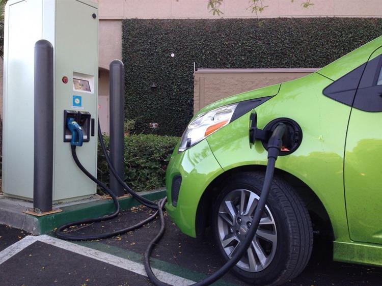 Une citadine électrique Chevrolet Spark EV branchée sur une borne de recharge rapide installée à Santa Barbara (crédits : PlugShare)