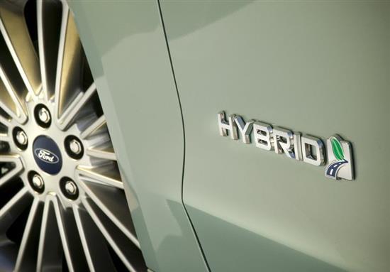Présentée sur le Mondial de l’Automobile 2012, la nouvelle Ford Mondeo devait être équipée d’une motorisation hybride courant de cette année. La berline ne sera finalement hybride qu’au second semestre 2014 …