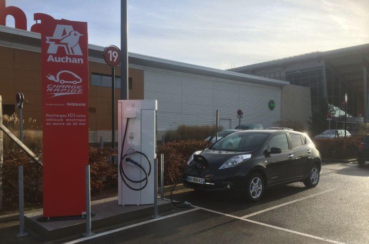 Une Nissan LEAF branchée sur la borne de recharge rapide installée sur le parking de l’hypermarché Auchan situé à Vineuil (crédits : ChargeMap)