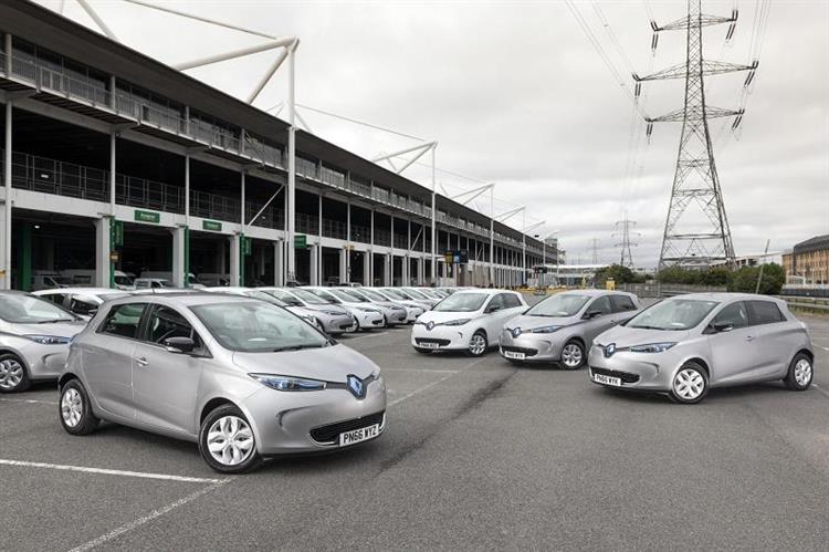 Des citadines électriques Renault ZOE stationnées devant l’Europcar Mobility Center de Londres