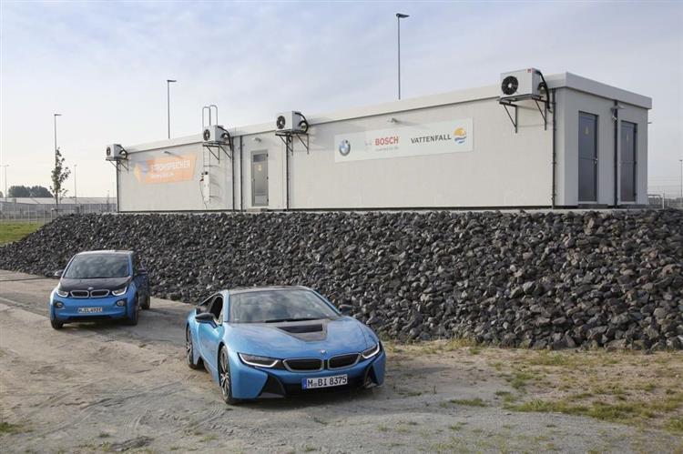 Pour mettre sur pied son centre de stockage, BMW et Bosch ont employé 100 batteries usagées de BMW i3