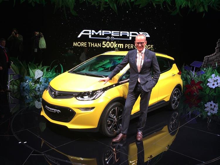 Véritable star du stand Opel au Mondial, l’Ampera-e a été prise d’assaut par les journalistes lors de sa présentation