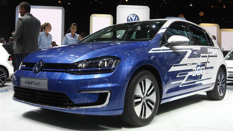 Sur le salon de Paris, la Volkswagen e-Golf n’a eu droit qu’à un simple « teaser » dont la présentation officielle aura lieu le mois prochain à Los Angeles 