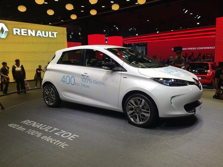 Véritable star du stand Renault au Mondial, la ZOE Z.E. 40 est désormais dotée d’une autonomie réelle de 300 km