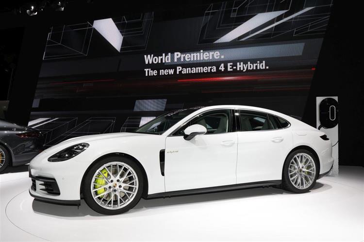 Dévoilée au Mondial de Paris, la nouvelle Porsche Panamera hybride rechargeable offre désormais une transmission intégrale