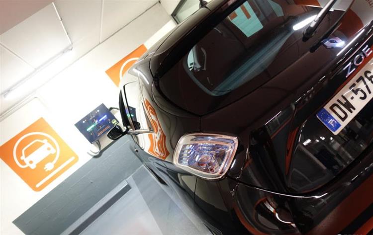 Une citadine électrique Renault ZOE branchée sur une nouvelle borne de recharge fournie par l’équipementier E-Totem (crédits : EFFIA)