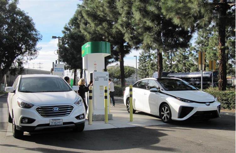 Un Hyundai Tucson FCEV et une Toyota Mirai sur une station de distribution d’hydrogène en Californie