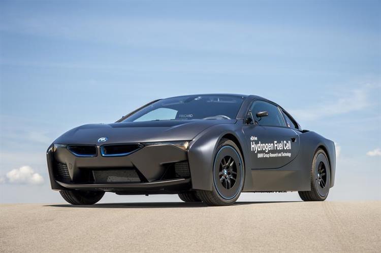 Dévoilée à l’été 2015 sur le circuit de Miramas, la version à hydrogène de la supercar BMW i8 embarque la technologie Toyota