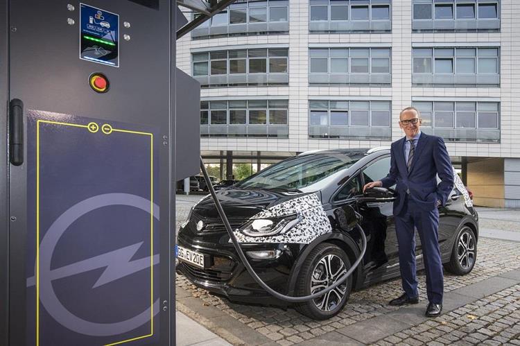 Opel vient d’installer sa première borne de recharge rapide au siège allemand situé à Rüsselsheim
