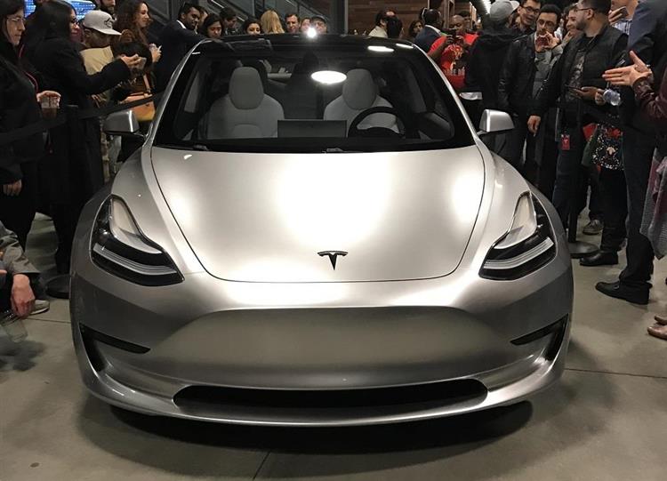 Dans sa livrée gris métallisé, la Tesla Model 3 récemment dévoilée en Californie bénéficie de quelques menus changements
