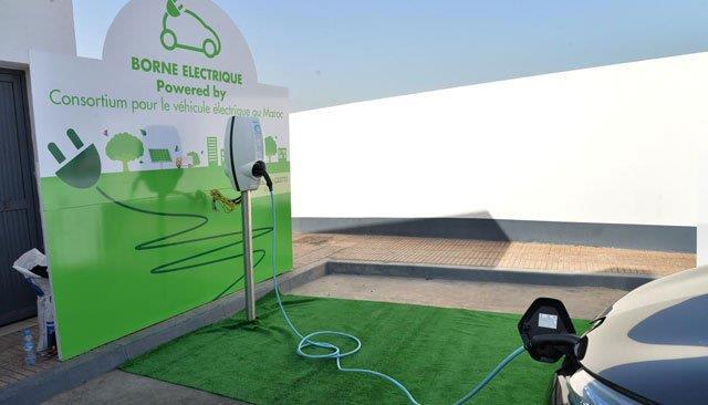 La première borne de recharge publique du Royaume a été installée sur la station-service Shell à la sortie de Casablanca, sur la route de Marrakech