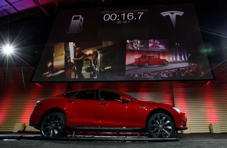 Conçue dès l’origine pour être compatible avec un dispositif d’échange de batteries, la Tesla Model S recouvre l’intégralité de son autonomie en seulement 7 minutes