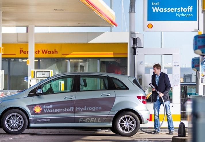 Une version hydrogène de la Mercedes Classe B sur une station-service allemande Shell équipée d’une station de distribution 