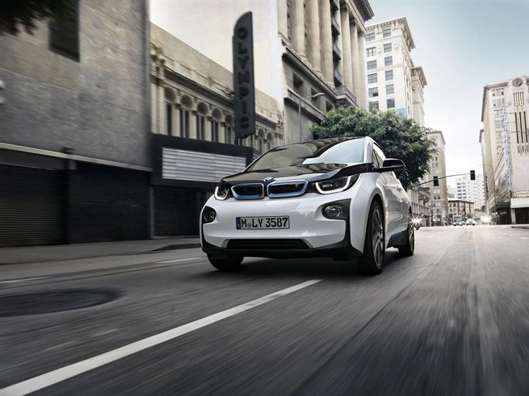 Avec sa nouvelle batterie de 33 kWh, la citadine électrique BMW i3 offre jusqu'à 330 km d'autonomie réelle