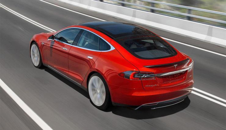 Dernière-née de la gamme, la Tesla Model S 100D est dotée d’une transmission intégrale et d’une vitesse de pointe qui culmine à 250 km/h
