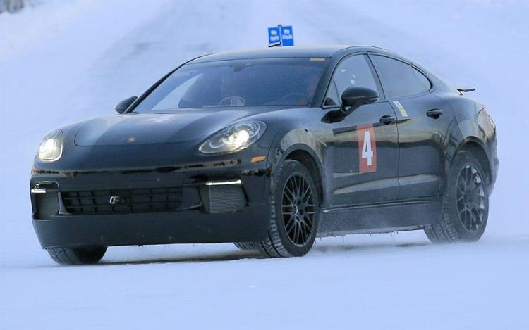 Un mulet de la future Porsche Mission E vient d’être surpris en Laponie, à moins qu’il ne s’agisse du Cayenne Coupé électrique