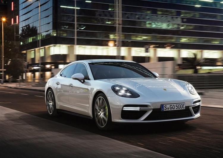 Présentée officiellement au salon de Genève, la Porsche Panamera Turbo S E-Hybrid sera commercialisée en juillet prochain
